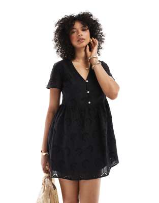 New Look - Mini-Hängerkleid in Schwarz mit Lochstickerei