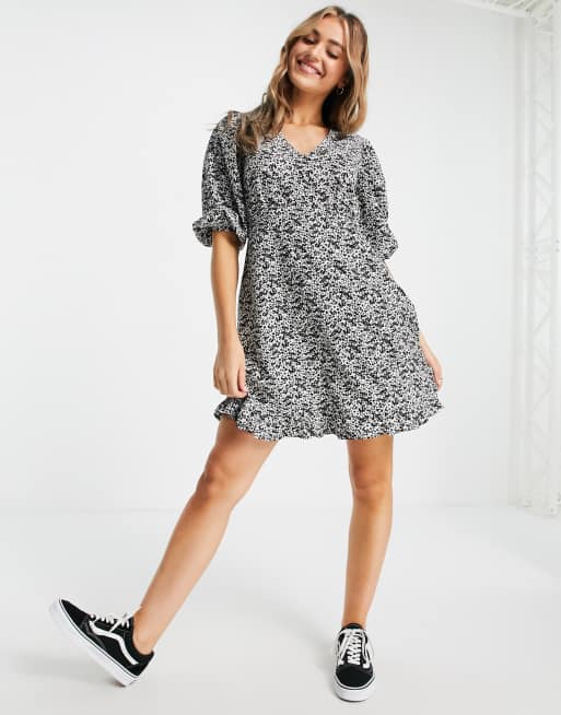 New Look - Mini jurk met gestrikte mouwen in zwart met bloemenprint