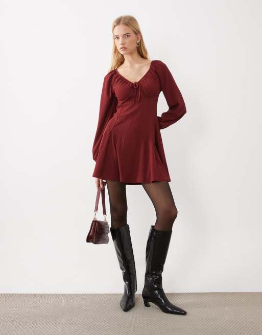 New Look mini jurk met kreukeffect en striksluiting aan de voorkant in bordeauxrood, 2 van 4