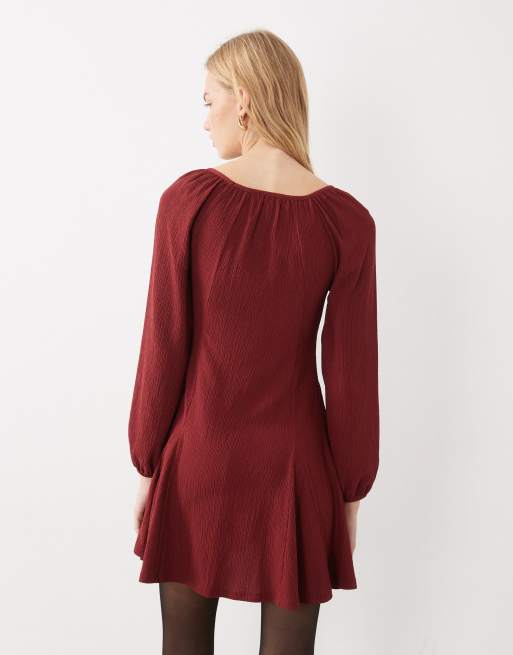 New Look mini jurk met kreukeffect en striksluiting aan de voorkant in bordeauxrood, 3 van 4