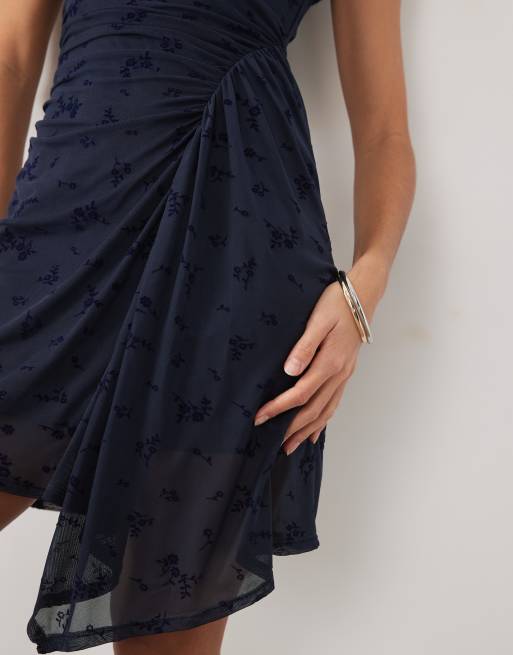 New Look mini jurk met ruchedetail van flocked mesh in marineblauw, 2 van 4