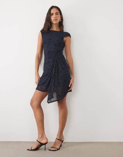 New Look mini jurk met ruchedetail van flocked mesh in marineblauw, 3 van 4
