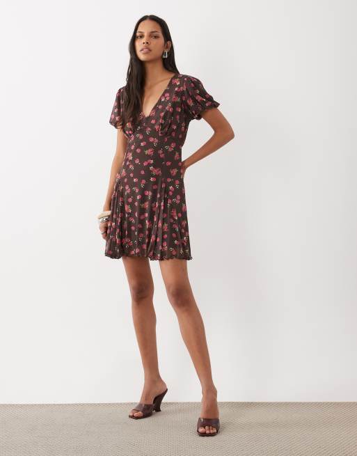New Look mini jurk van mesh met V-hals in bruin met bloemenprint, 2 van 4