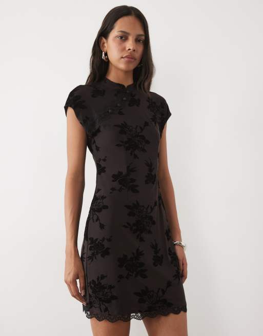 New Look Mini-Kleid aus beflocktem Mesh mit Stehkragen in Lila, 2 von 4