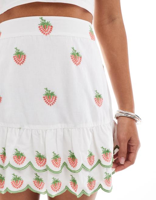 New Look - Mini rok met geborduurde aardbeien in wit, deel van co-ord set, 3 van 5