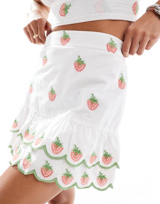New Look - Mini rok met geborduurde aardbeien in wit, deel van co-ord set, 4 van 5