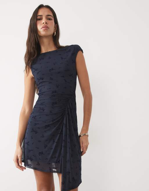New Look minidress in mesh floccata con dettaglio arricciato blu navy, 1 di 4