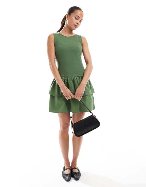 New Look – Minikleid aus geripptem Jersey in Khaki mit gestuftem Rock, 2 von 4