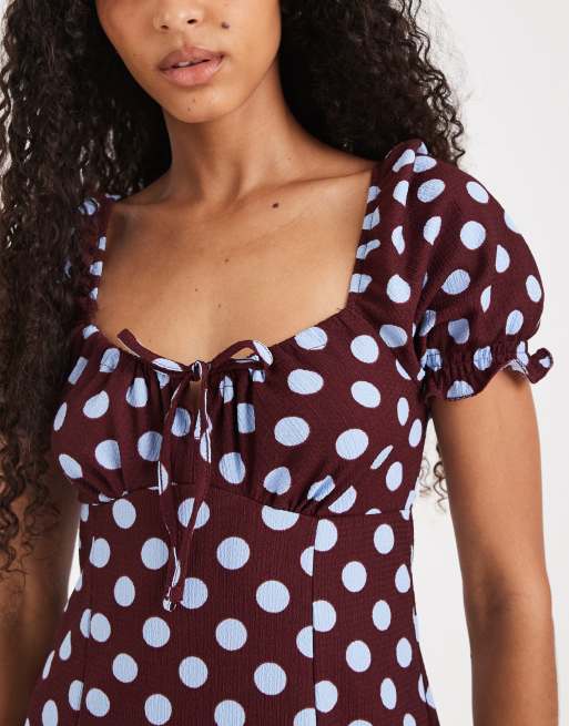 New Look – Minikleid im Milchmädchen-Stil in Rot mit Polka Dots und Knitterstruktur, 3 von 4