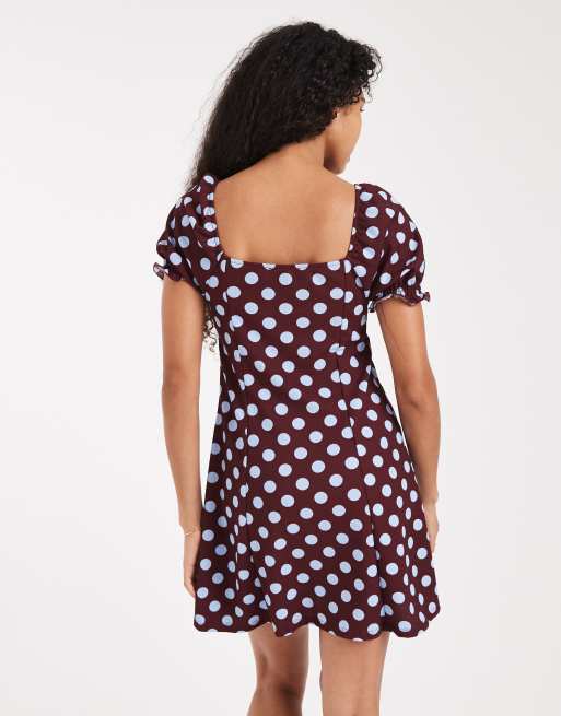 New Look – Minikleid im Milchmädchen-Stil in Rot mit Polka Dots und Knitterstruktur, 4 von 4