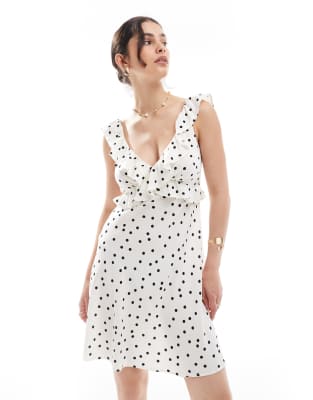 New Look - Minikleid in Weiß mit Polka Dots und Rüschenausschnitt