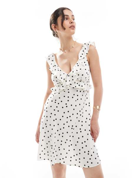 New Look – Minikleid in Weiß mit Polka Dots und Rüschenausschnitt - view 1