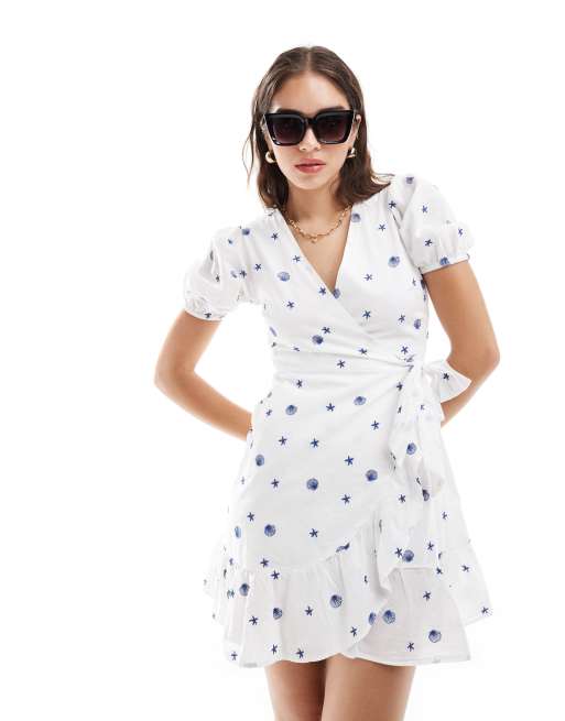 New Look – Minikleid in Weiß mit Wickeldetail und Muschelverzierung