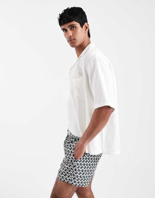 New Look – Mittellange Badeshorts mit geometrischem Muster in Schwarz und Weiß, 3 von 5
