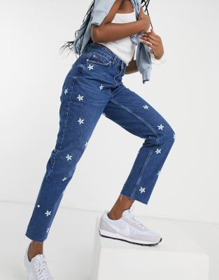 New Look - Mom jeans met geborduurde madeliefjes in blauw | ASOS