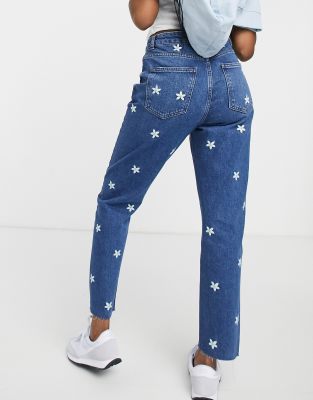 New Look - Mom jeans met geborduurde madeliefjes in blauw | ASOS