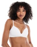 [New Look] New Look moulded triangle bra in white 36D WHITE
