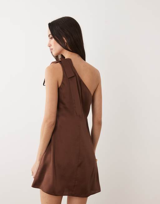New Look - Mørkebrun oneshoulder-minikjole i satin med tørklædedetalje, 4 af 4