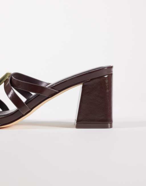 New Look – Mules aus Kunstleder in Dunkelbraun mit goldfarbenem Besatz, 3 von 4