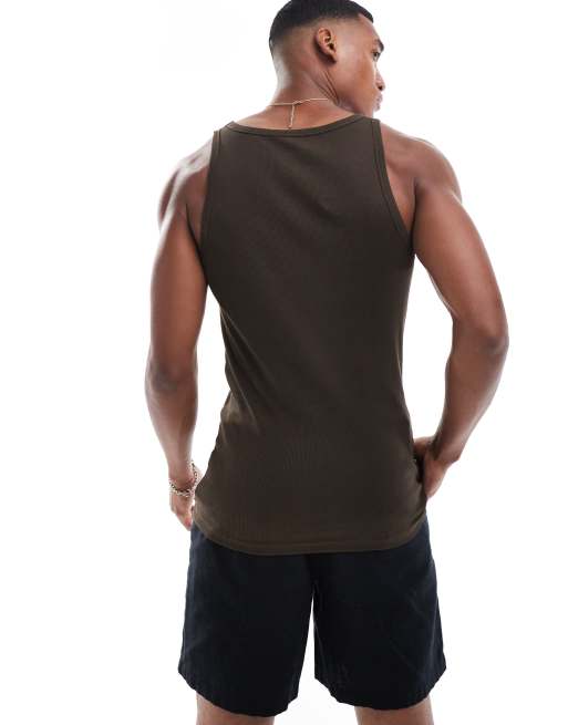 Camiseta marrón oscuro ajustada sin mangas de canalé de New Look