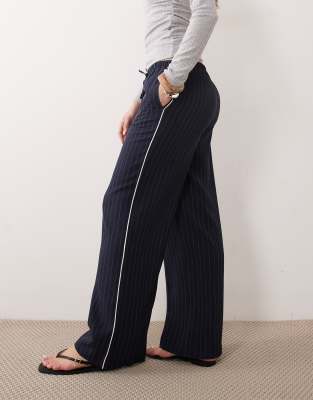 New Look - Nadelstreifen-Hose in Blau mit weitem Schnitt