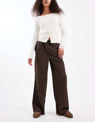 New Look - Nadelstreifenhose in Braun mit weitem Bein-Brown