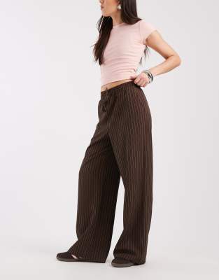 New Look - Nadelstreifenhose in Braun mit weitem Bein-Brown