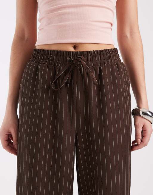 New Look – Nadelstreifenhose in Braun mit weitem Bein, 4 von 5