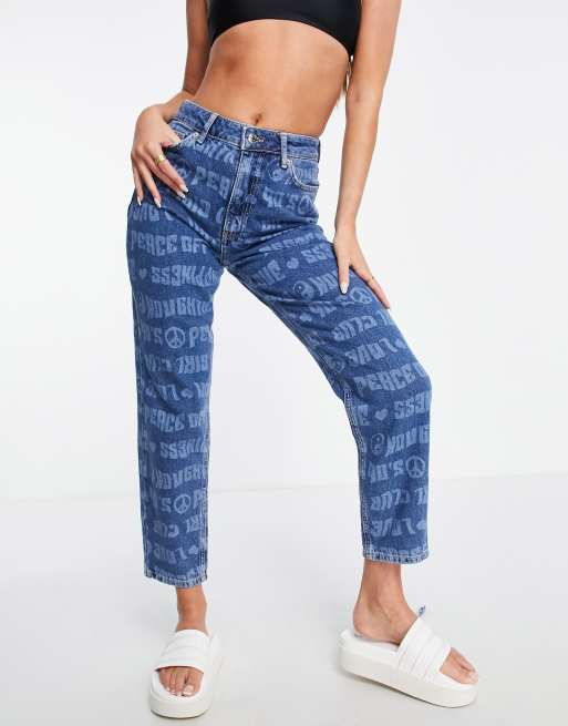 New Look – Niebieskie mom jeans we wzór z monogramem