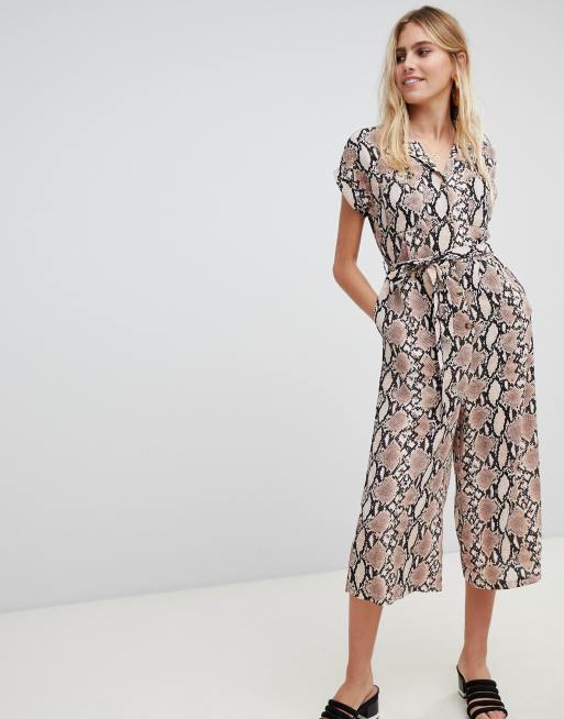 New Look – Ormskinnsmönstrad jumpsuit med krage