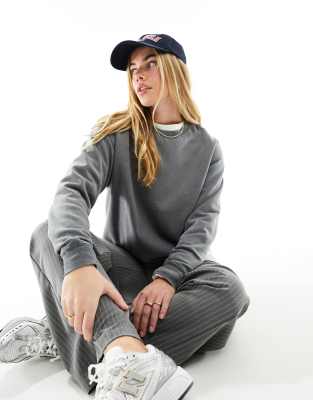 New Look - Oversize-Sweatshirt in verwaschenem Grau