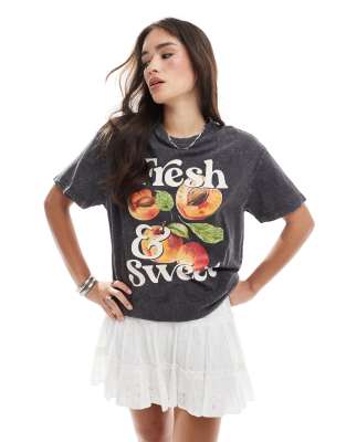 New Look - Oversize-T-Shirt in grauer Acid-Waschung mit Pfirsich-Print