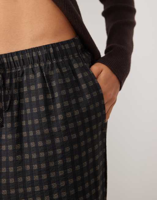 New Look - pantalón de pernera ancha a cuadros en negro y marrón, 2 de 5