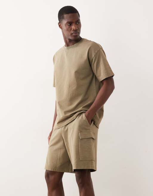 New Look - Coordinato con T-shirt e pantaloncini kaki slavato, 2 di 3