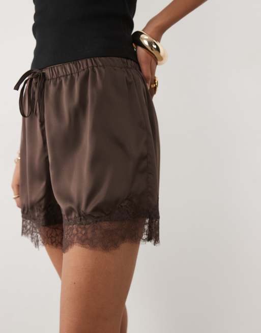 New Look - Pantalones cortos marrones de satén con ribete de encaje, 3 de 5