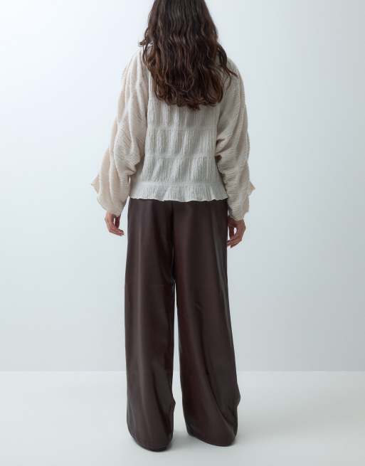 New Look pantalones de pernera ancha de piel sintética en marrón oscuro, 3 de 5