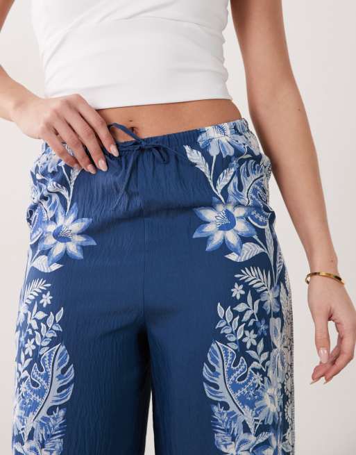 New Look - Pantaloni a fondo ampio blu con stampa botanica, 3 di 5