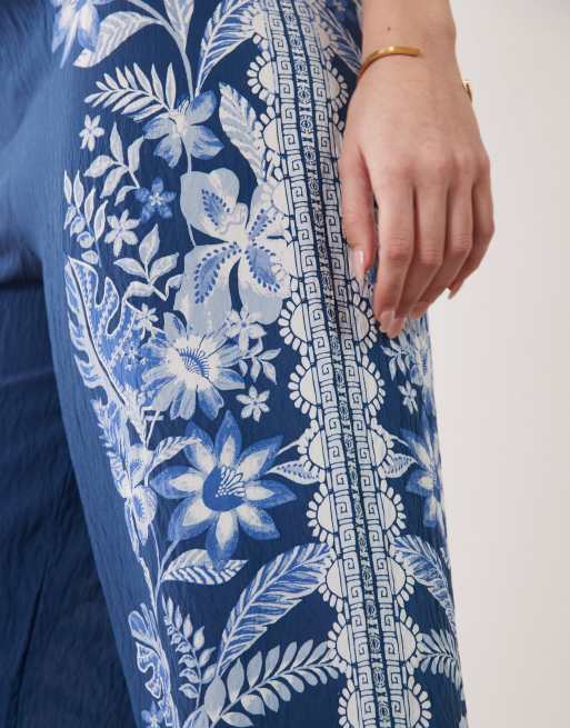 New Look - Pantaloni a fondo ampio blu con stampa botanica, 4 di 5