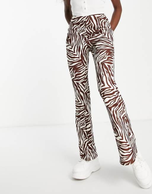 New Look - Pantaloni a zampa con motivo marrone e stampa zebrata
