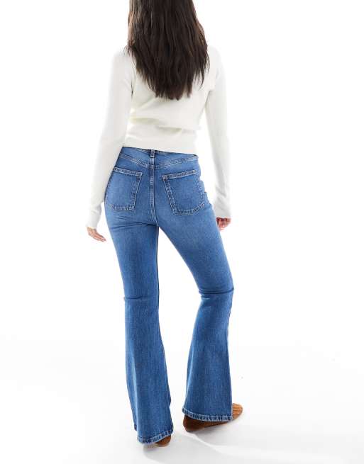 New Look patch pocket flare jeans in mid blue, 3 of 5