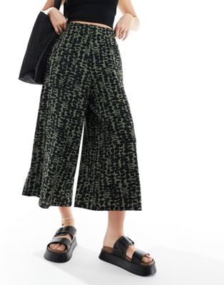 New Look patterned cropped trousers in green