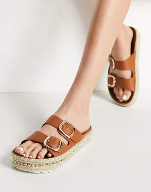 New Look – Perlenbesetzte flache Sandalen in Hellbraun