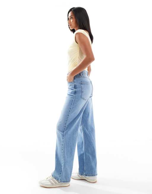New Look Petite Adalae wide leg jeans in light blue, 2 of 5
