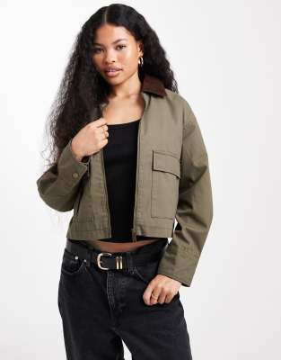 New Look Petite - Barn-Jacke in Khaki mit Cropped-Schnitt-Grün