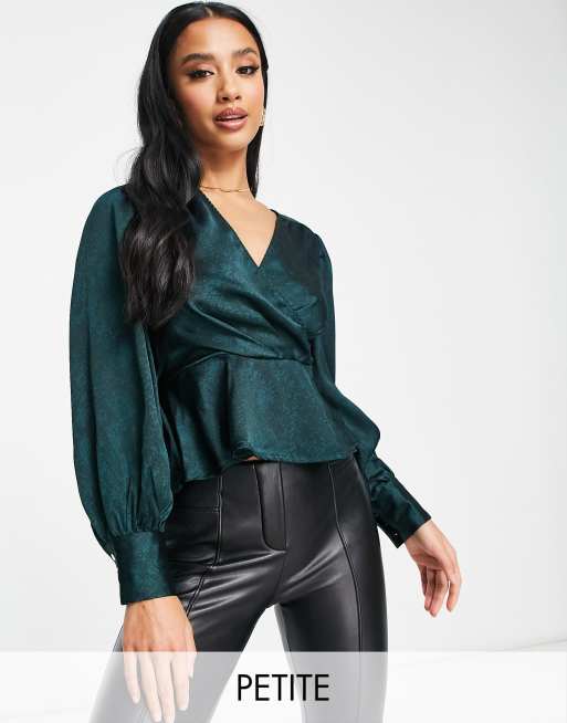 New Look Petite - Blouse van satijn met overslag en slangenprint in donkergroen