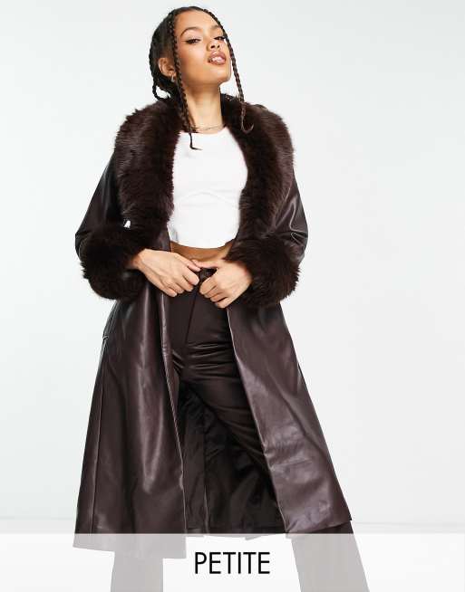 New Look Petite - Cappotto in similpelle PU con pelliccia sintetica marrone