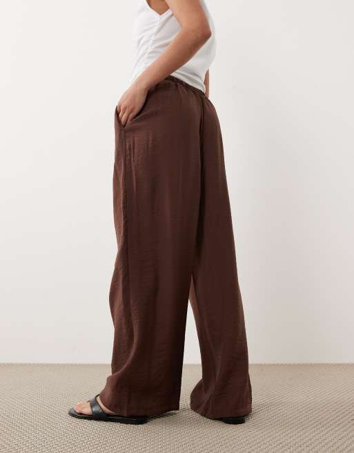 New Look Petite crinkle wide leg pants in brown, 4 of 5