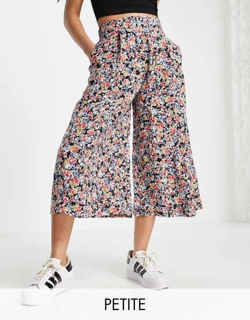 New Look Petite cropped wide leg pants in floral