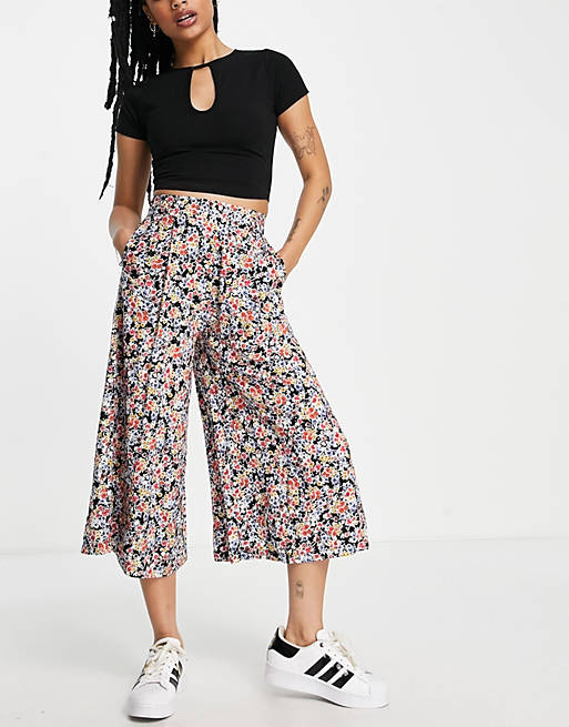 New Look Petite cropped wide leg pants in floral
