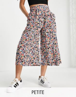 New Look Petite cropped wide leg trouser in floral